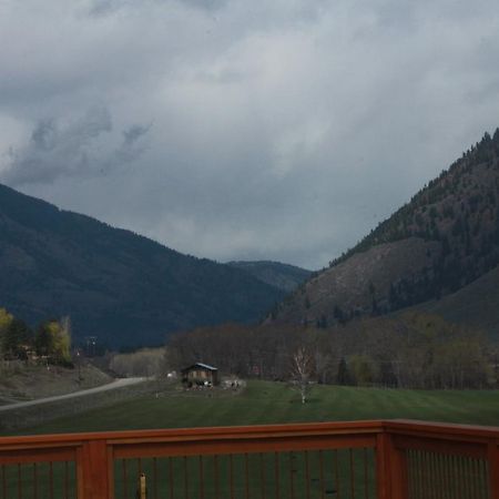 Tree To Me Inn Keremeos Экстерьер фото