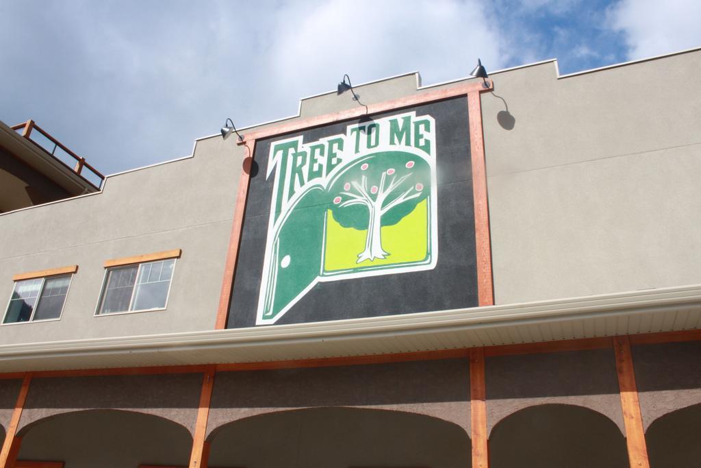 Tree To Me Inn Keremeos Экстерьер фото