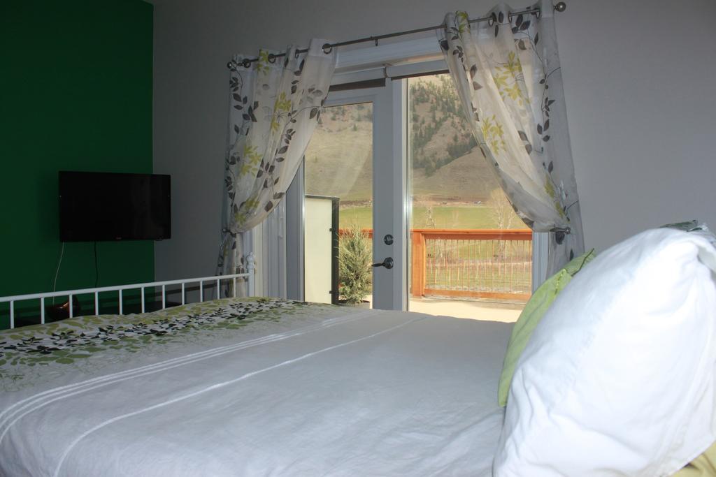 Tree To Me Inn Keremeos Номер фото