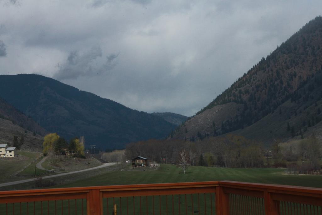 Tree To Me Inn Keremeos Экстерьер фото